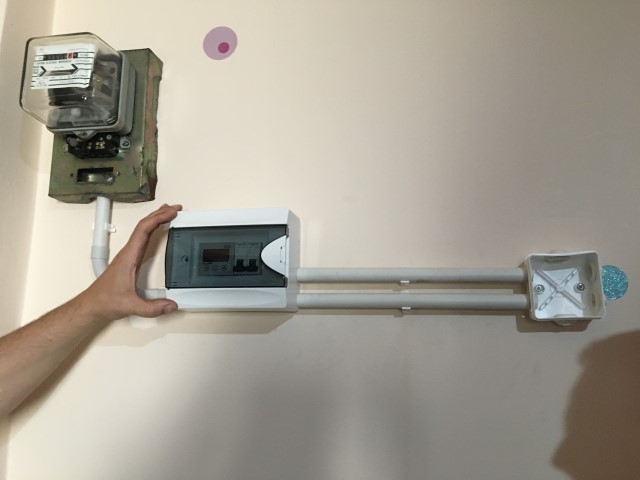 Primul Tablou cel principal cu senzorul de supratensiune este fixat.JPG