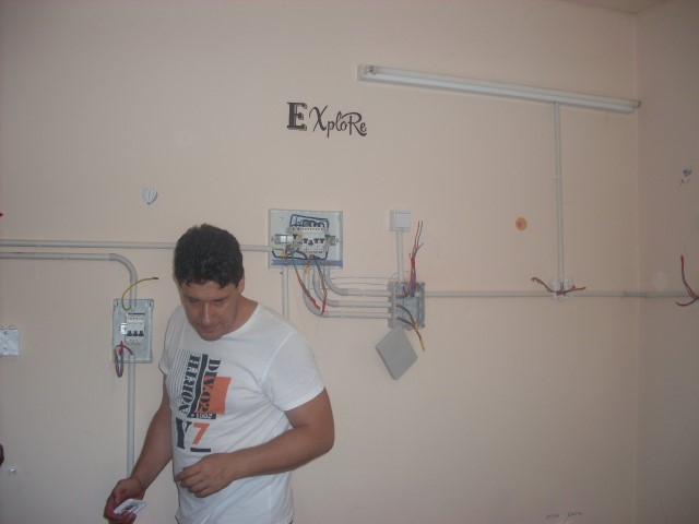 Grupa 8 electricieni Claudiu echipeaza tabloul cu 9 circuite inclus disjunctor diferential 16 A 30 mA.JPG