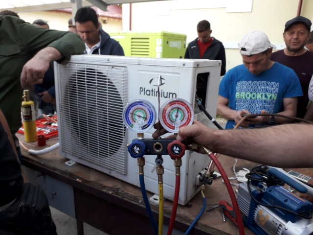 Practica frigotehnisti baterie manometre.jpg