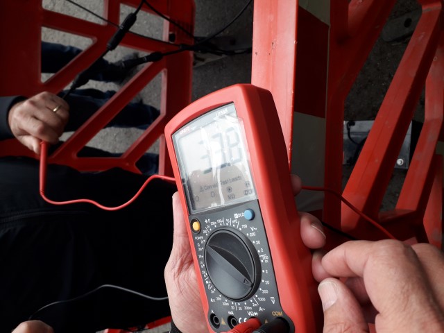 Masuram tensiunea de mers in gol panou fotovoltaic.jpg