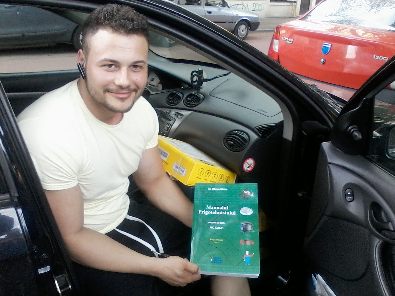 Primul care a tinut in mana Manualul Frigotehnistului este seful de grupa Ovidiu Hodut.jpg