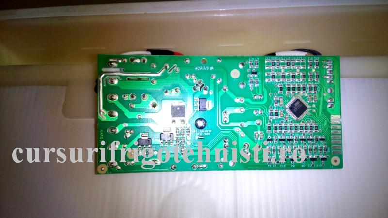 Placa pe spate se vede cablajul circ imprimat (Custom).jpg