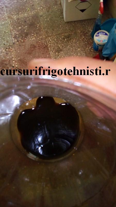 Uleiul parca este smoala indoita cu petrol ,bine ca nu a infundat capilarul.jpg