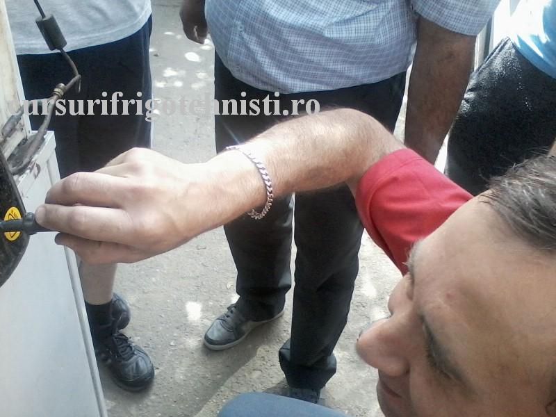 Compresorul montat pe sertar.jpg