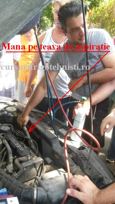 Incarcare cu mana pe aspiratie citind termometrul si ind bateriei.JPG