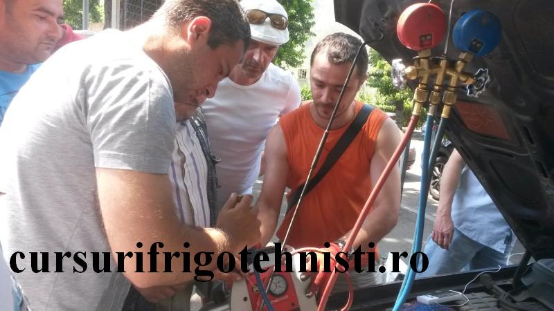 Munca in echipa legam pompa de vacuum.jpg