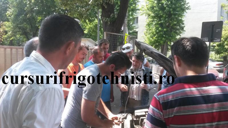 Gabriel face primul AC auto folosind sculele de frig.jpg