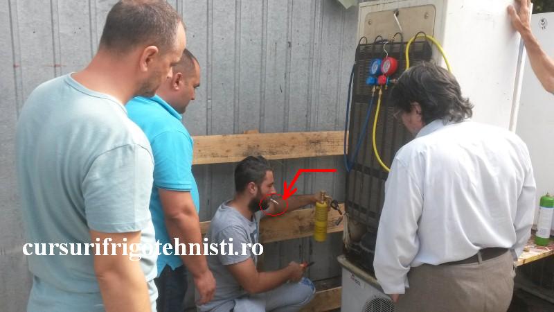 Gabriel si fumeaza si sudeaza.jpg