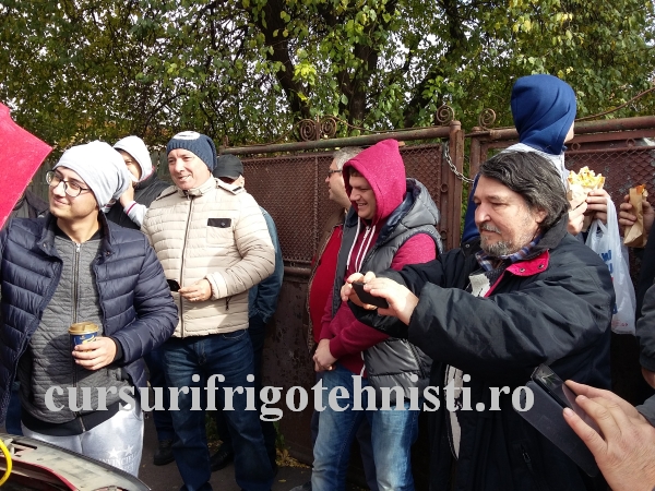 Alex monteaza bateria (Custom).JPG