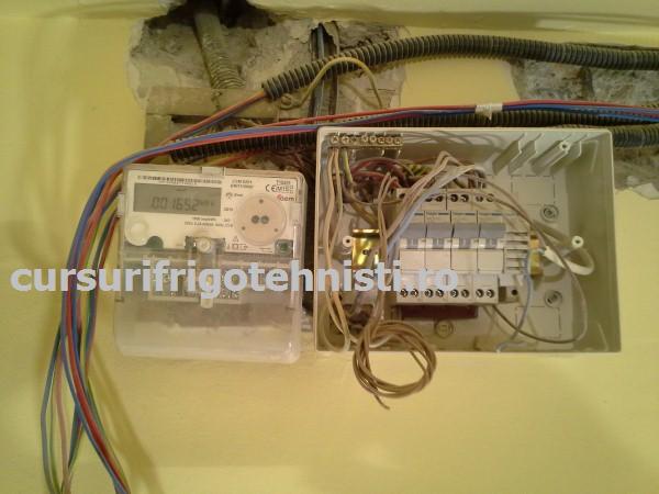 Tablou si contor montat de meseriasi intr-o dunga.jpg