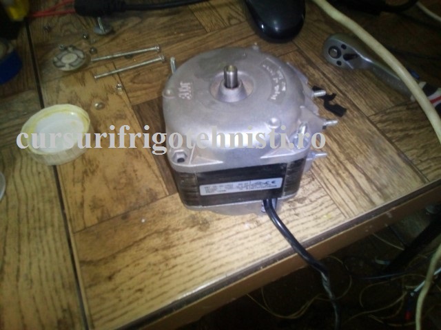 asincron la curatat si gresat.jpg