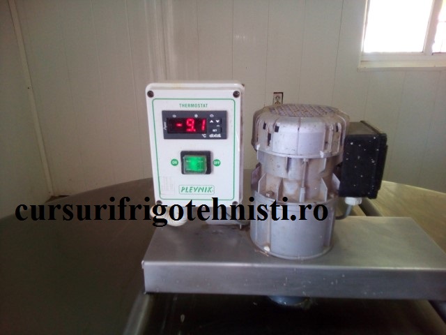 motorul cu agitator si electronica (Small).jpg