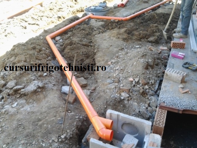 Ape uzate pluviala si menajera canalizare exterioara facuta de betivi.jpg