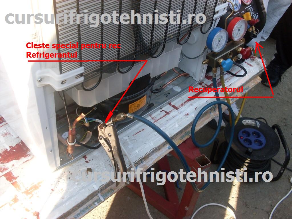 Dispozitiv perforat teava fara sa se piarda freon are robinet in cap este reglabil.JPG