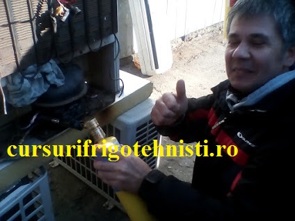 incarcat cu R134 masina frigorifica.jpg