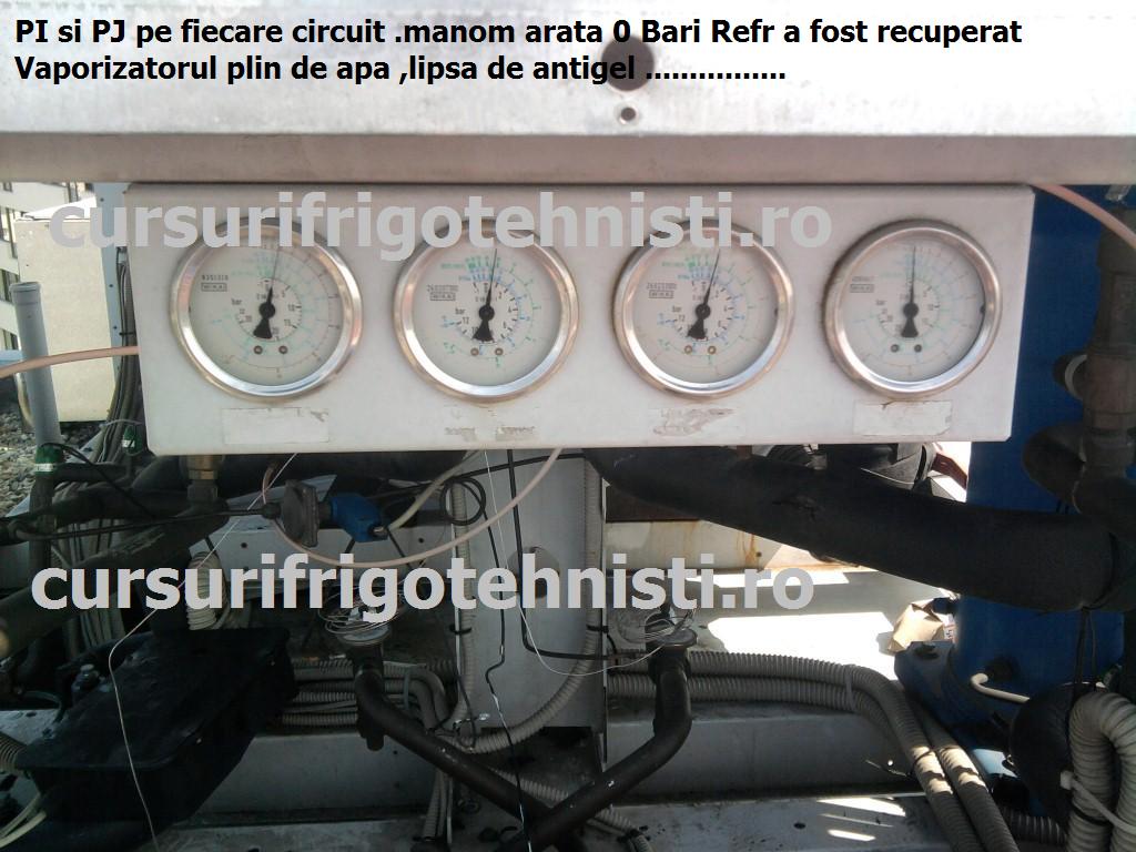 chiller 2 circuite se vad manometrele de presiune inalta si presiune joasa pe fiecare circuit.jpg