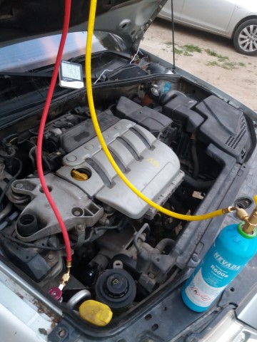 masina cu aerul conditionat cupla pe valva si butelia.jpg