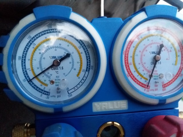 bateria de manometre in 2 pe joasa.jpg