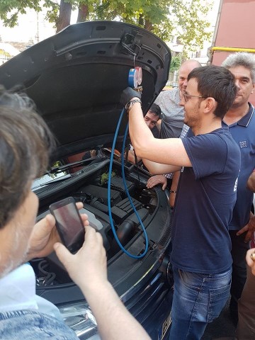 Aer conditionat auto 20 iunie Gabriel monteaza sculele de frigotehnist sa masoare presiunile.jpg