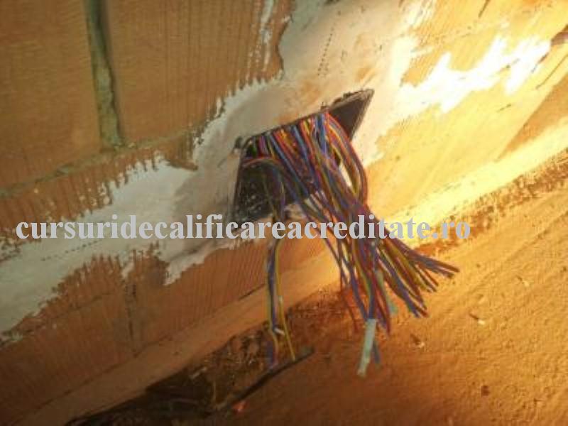 Doza de legaturi le pregatesc pentru cositorit si izolar se vad circuitele de lumina si priza.jpg