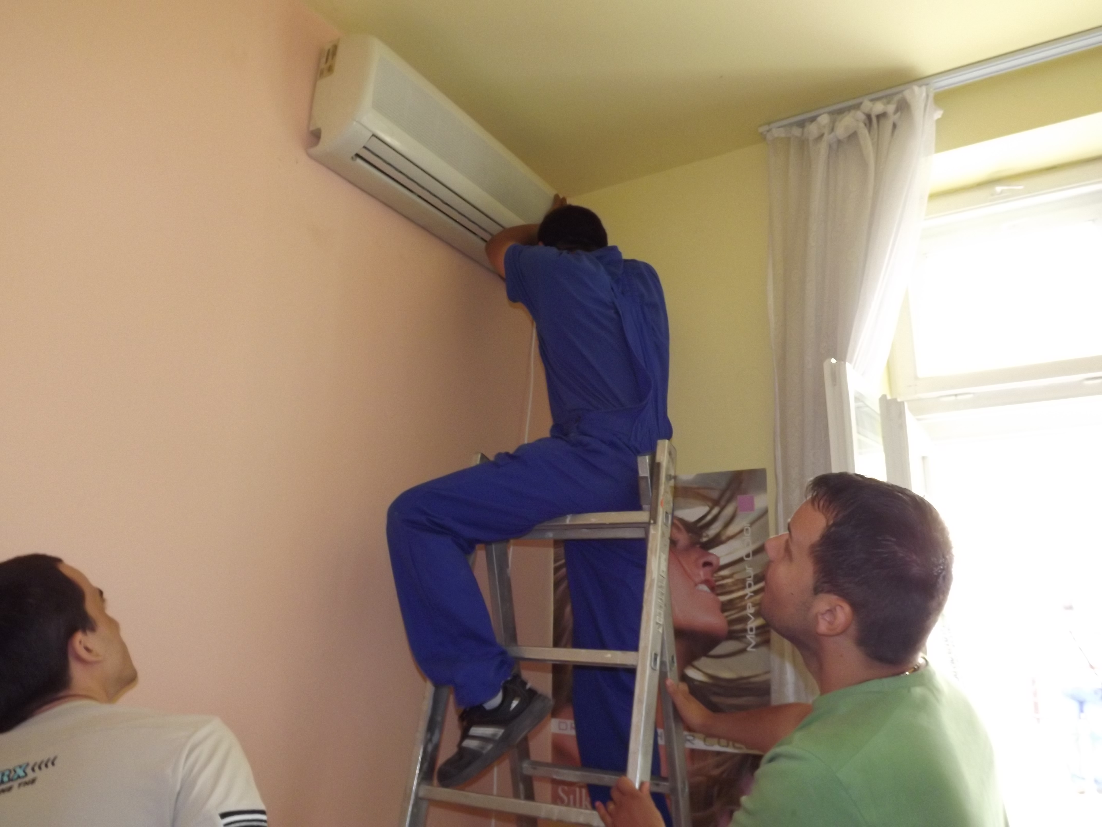 Montaj aer conditionat impreuna cu colegii de grupa.JPG