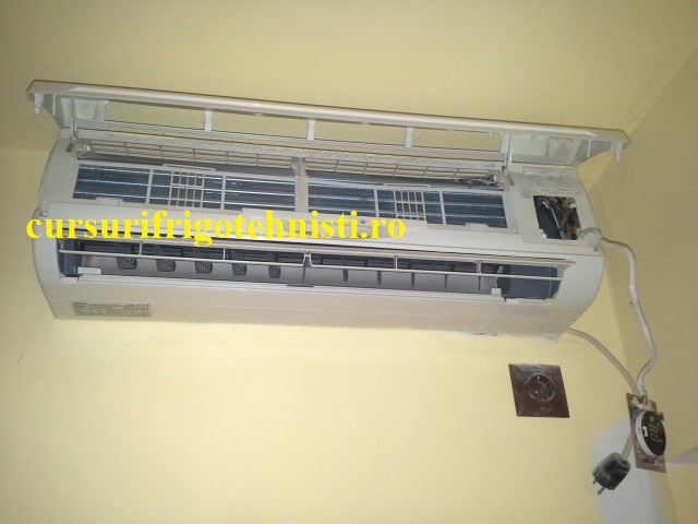 demontat unitatea interna Akai am scos filtrele (Small).jpg