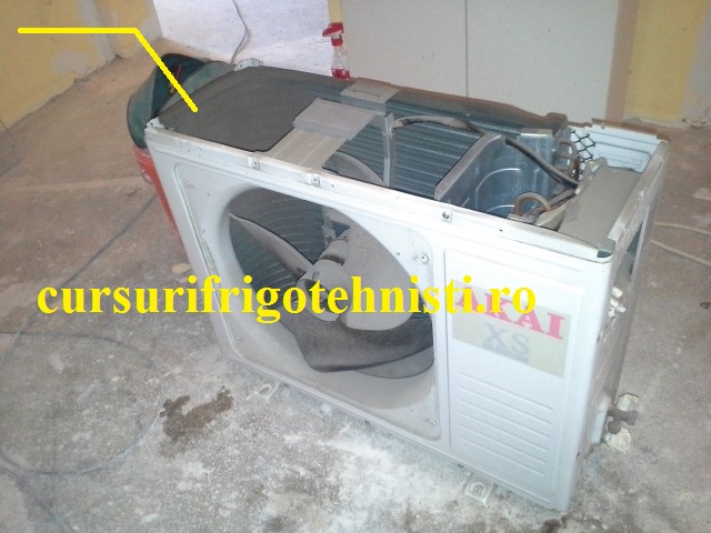unitate externa Akai Am demontat grila si am ajuns la ventilatorul axial (Small).jpg