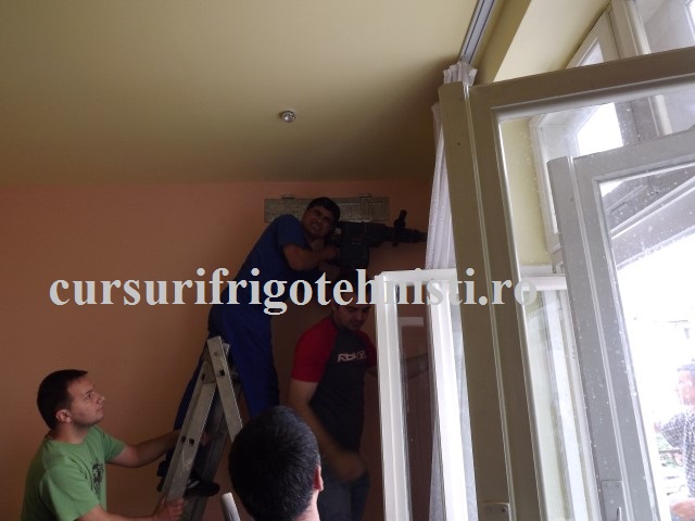 Lectie deschisa montam unitatea externa impreuna cu colegii (Small).JPG