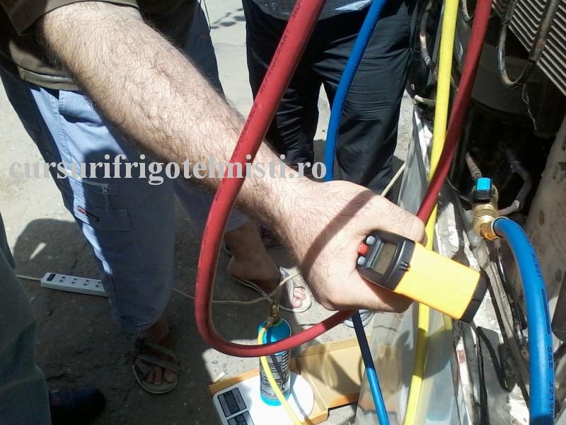 Am masurat cu laserul temperastura lichidului la iesirea din condensator ,era fix cu 7,5 C mai mare ca temperatura exterioara.JPG