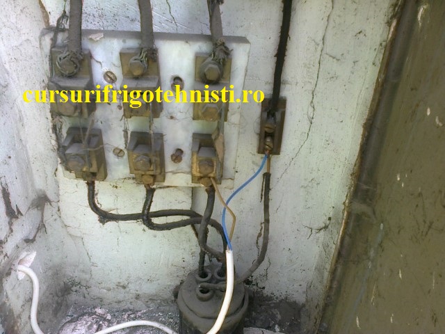 trifazici se vede cum s-a legat sa alimenteze echipamentul (Small).jpg