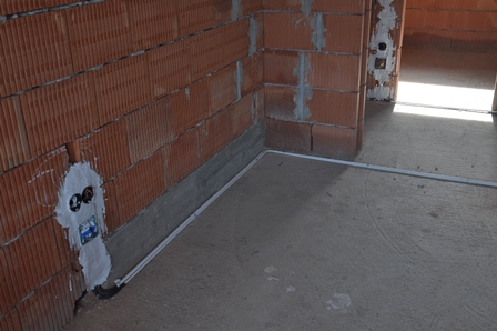 circuite de priza trase pe pardoseala tub protectie ipy.jpg