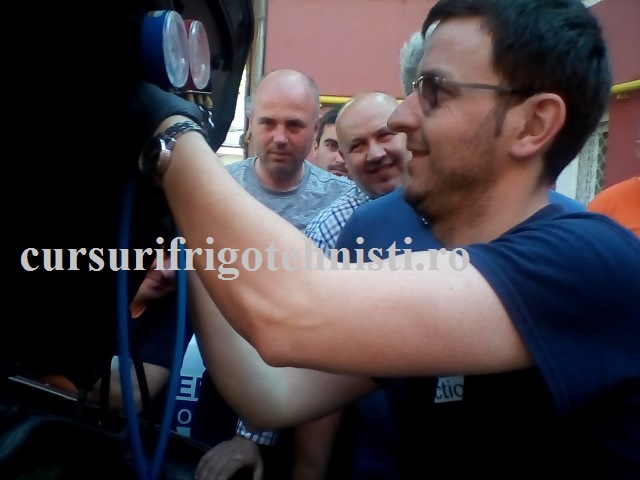 Am gasit o poza cu Gabriel montand bateria de manometre la un aer conditionat auto.jpg