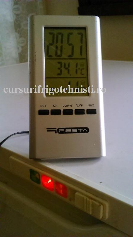dupa 1 ora coborase la 1,1 C  congelatorul statea in avarie.JPG