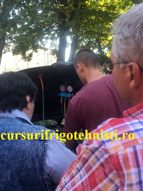 Alex impreuna cu colegii rezolva aerul conditionat ,traseul frigorific a fost identificat.JPG