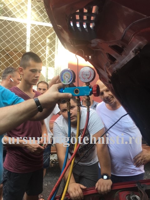 Alex si Alin Curs frigotehnist aer conditionat auto gr 12.JPG