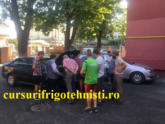 toti suntem in jurul masinii care trebuie sa ii ervisam aerul conditionat.JPG