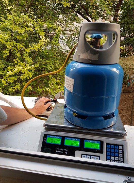 butelie si cantar pentru incarcat ac auto.jpg