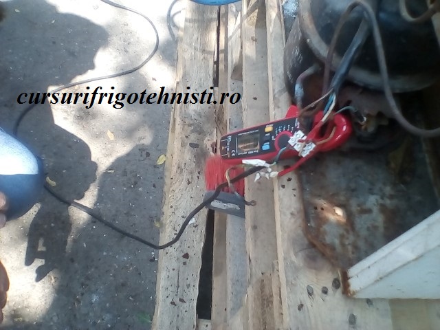 Am pus clampul pe ambele fire de alimentare a compresorului si pe faza si nul si erau identice.jpg