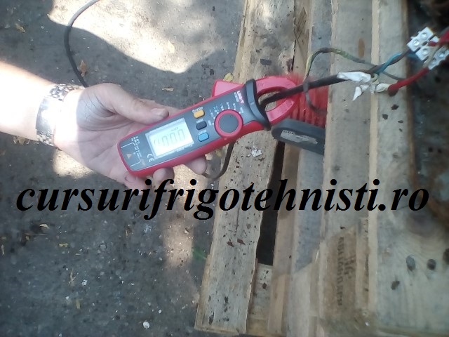 Masurare curent consumat de comprersor cu clamp metrul.jpg