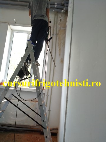 Fixez placa de sustinere a unitatii interne obligat la boloboc.jpg