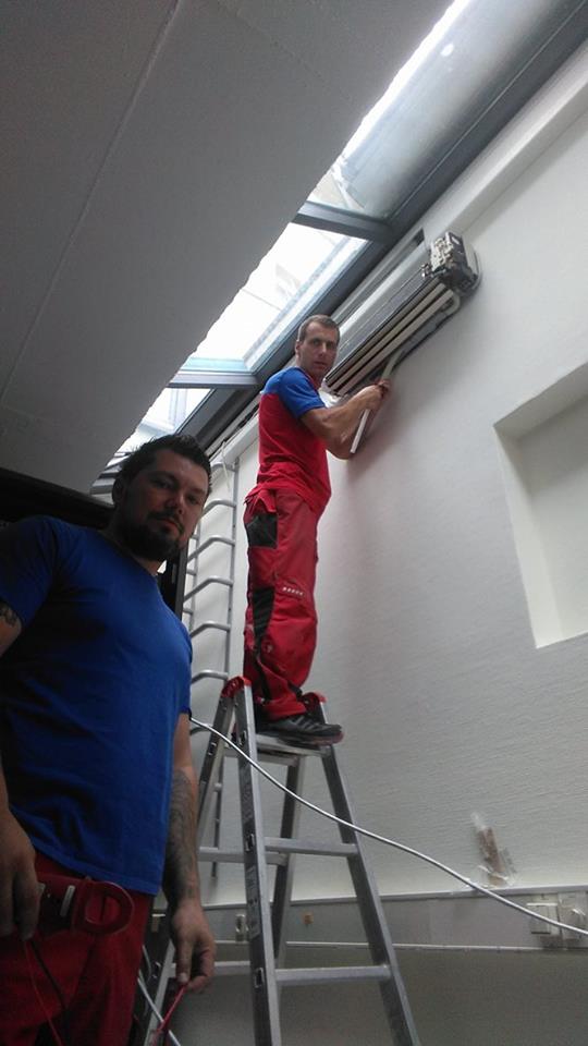 Daniel serviseaza o unitate interna vaporizatorul plin de mizerie ,eu il asist.jpg