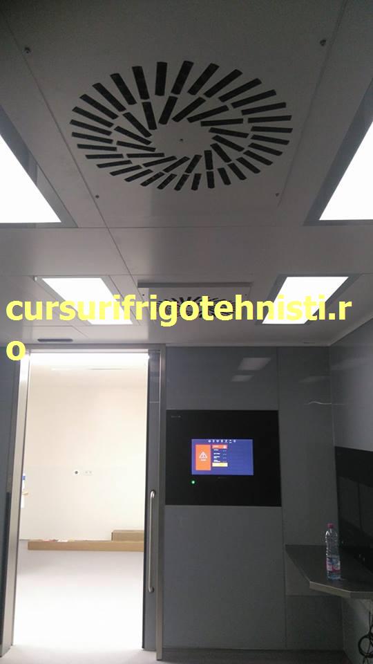 Panou digital climatizare si gurile de refulare aer racit.jpg