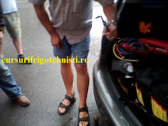 Verificare statie de sudura inainte sa plece un coleg sa repare o masina frigorifica care face sucuri.jpg