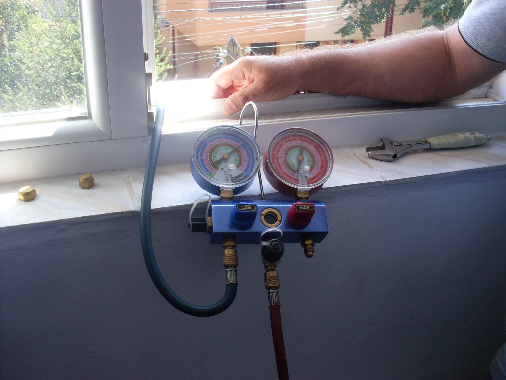 Este un 410 masuram statica si arata 16 apoi il punem la munca si recuperam freonul in externa.JPG