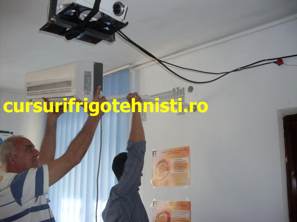 Demontam internele cu traseu cu tot tragem cu atentie sa nu fisuram indoim tevile de alimentare vasporizator.JPG