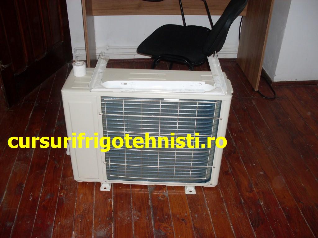 Unitatea externa a ajuns si ea in sala este plina cu refrigerant treba facuta ca la scoala noi nu ne facem de ras.JPG