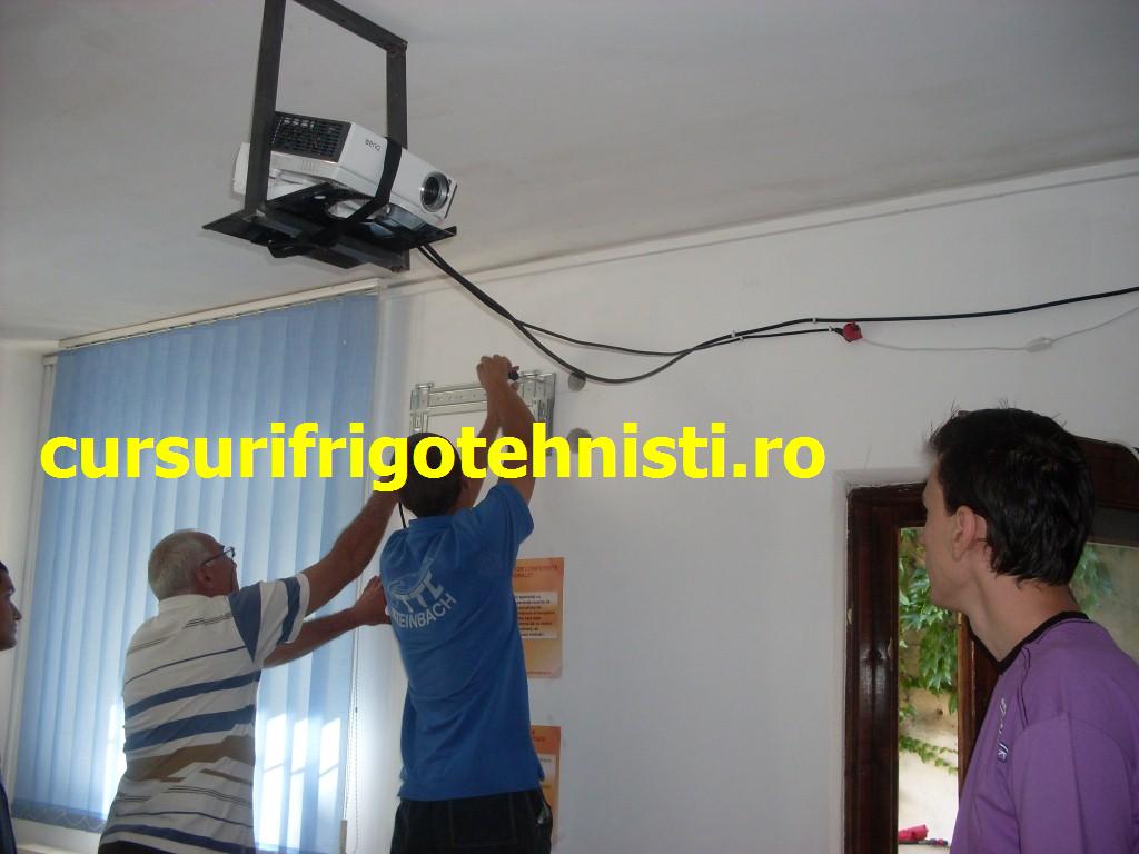 Demontam placa unitatii interne care sustine tot ansamblul vaporizator tangential placa electonica etc.JPG