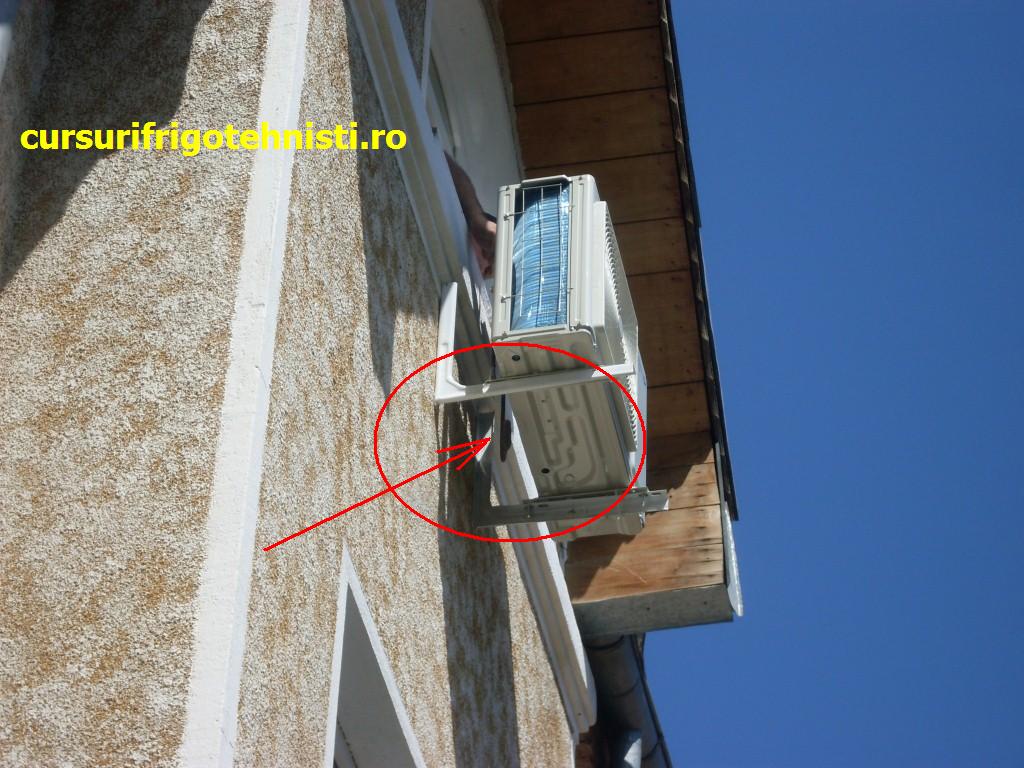 Scula de desfacut suruburi este ca un baston cu o cheie tubulara sudata acolo ramna surubul.JPG