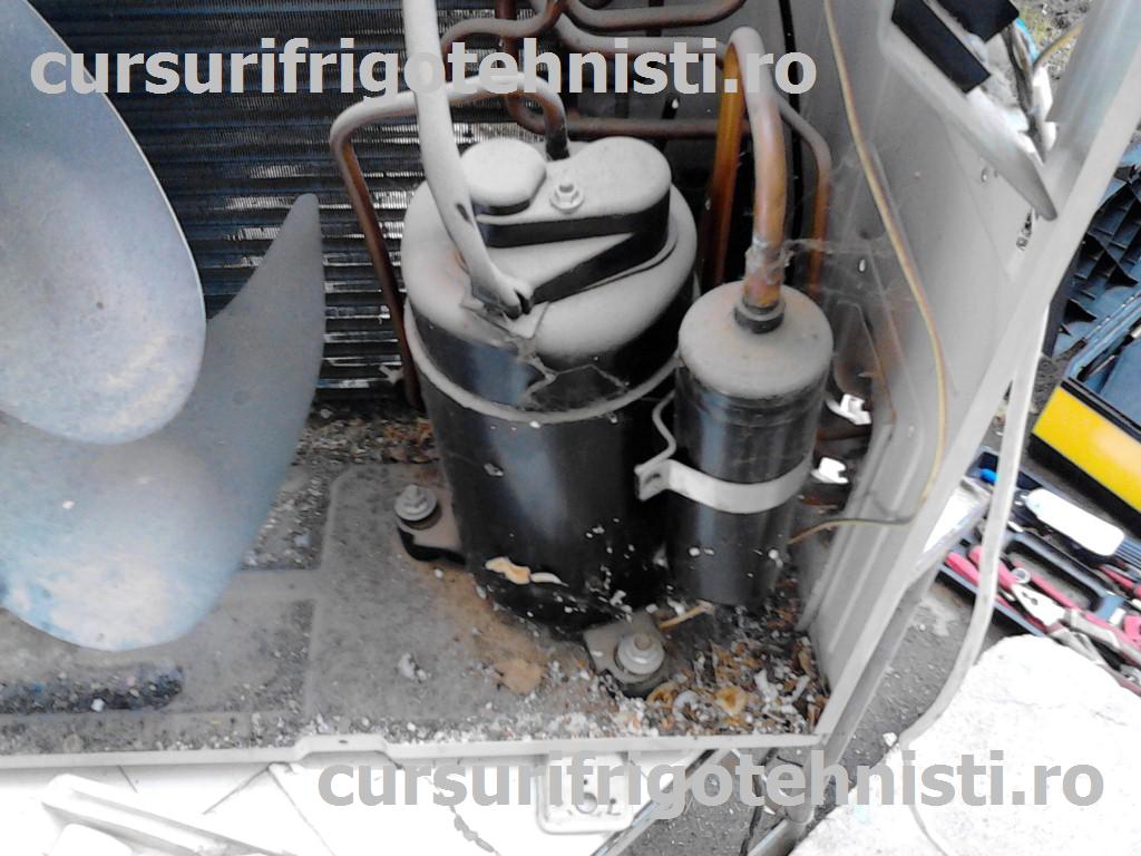 externa cu condensator imbibat de mizerie.jpg