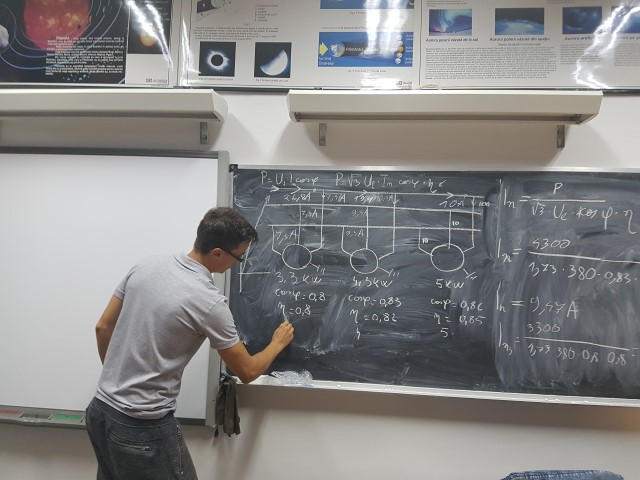 Pe tabla o problema simpla o coloana care alimenteaza 3 motoare asincrone trifazice 3x400 v Alex seful de grupa le rezolva urgent cred ca este prima problema rezolvata de noi.jpg
